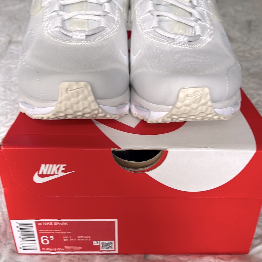 Like new, in original box Nike Sparks women’s size 6.5